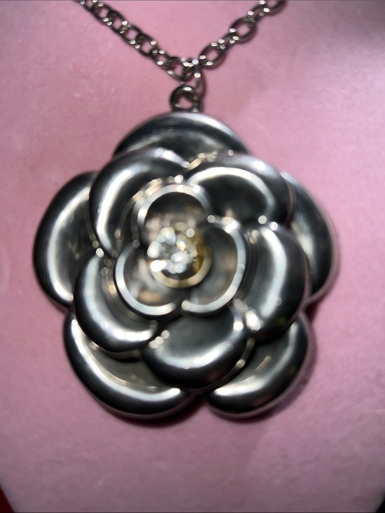 Forever 21 Jewelry - Forever 21 Silver Tone Flower Pendant Necklace (J0058)